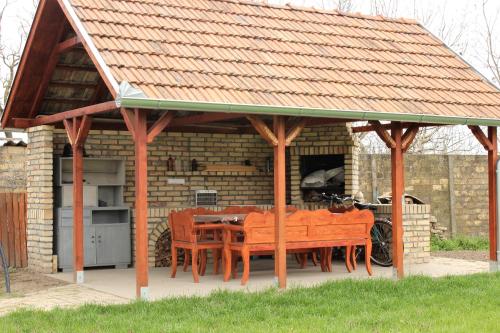 Julia Apartman in Pacsér