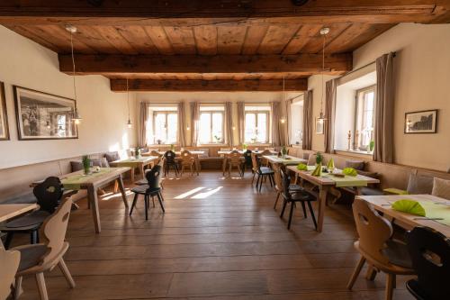 Restorāns, LANDHOTEL ALTE ZOLLSTATION- Historical Building in Pittenhart