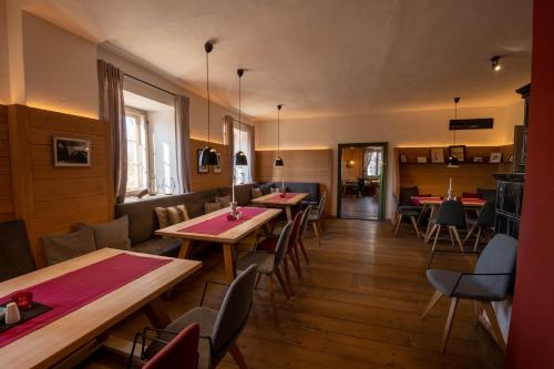 Restorāns, LANDHOTEL ALTE ZOLLSTATION- Historical Building in Pittenhart