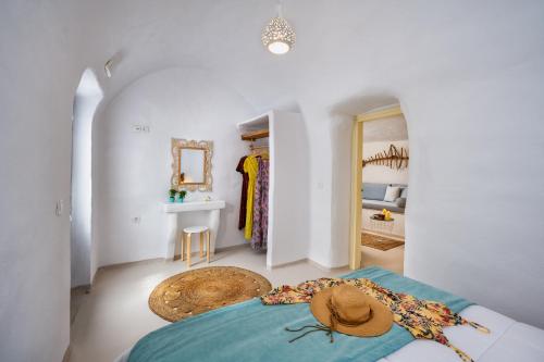 Mystagoge Retreat with subterranean pool/jacuzzi 5