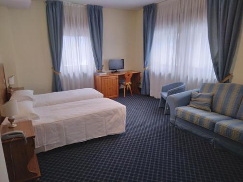 2 twin beds, 1 sofa bed