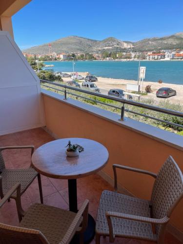  Apartments Kapetanovi Dvori in Trogir