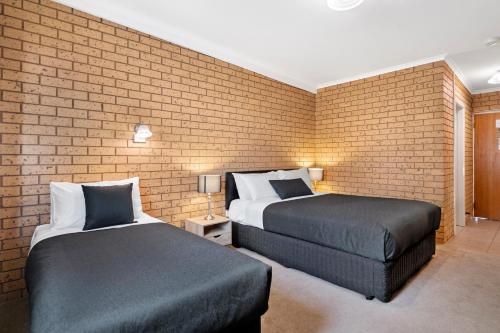 1 queen bed, 1 twin bed