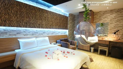 room detail thumbnail 2