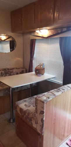 keuken, Truman Lake Getaway!!! Delightful 1-Bedroom RV in Clinton (MO)