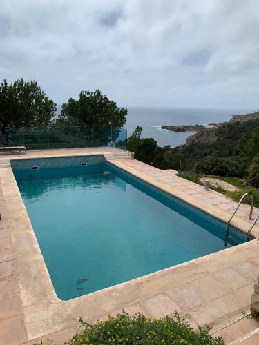  VILLA DE LUJO EN IBIZA CON VISTAS INCREÍBLES – URBANIZACIÓN PRIVADA MAR Y GOLF – CALA LLONGA in 07800 Ibiza Town