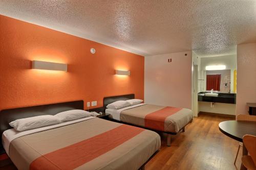 2 queen beds