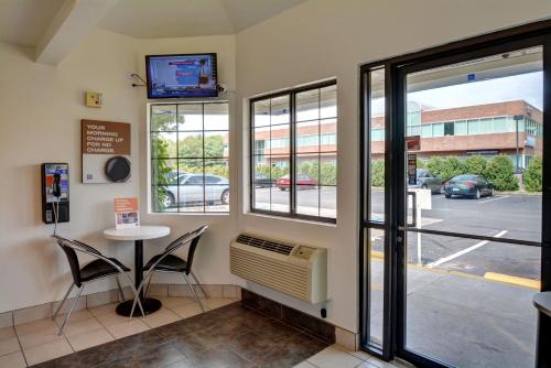 Előcsarnok, Motel 6 Wethersfield, CT - Hartford in Wethersfield