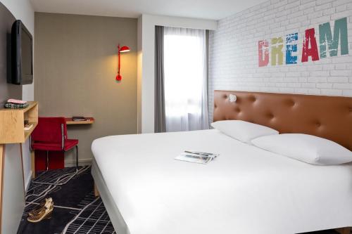 ibis Styles Chartres Metropole Ibis Styles Chartres Métropole is a popular choice amongst travelers in Le Coudray, whether exploring or just passing through. The hotel has everything you need for a comfortable stay. Facilities for