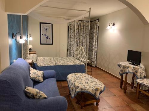 1 double bed, 2 twin beds