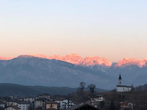 Appartamento luminoso, giardino, vista Dolomiti. - Apartment - Baselga di Pinè