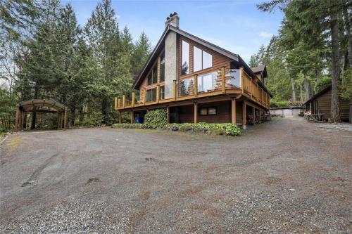 Chalet Style Cottage near Shawnigan Lake