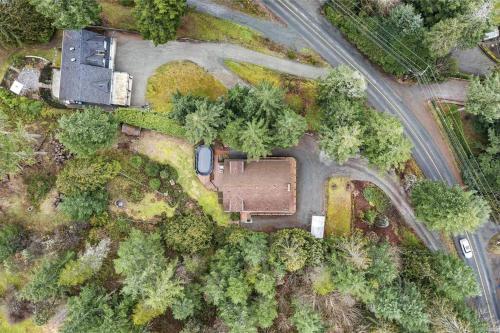 Chalet Style Cottage near Shawnigan Lake