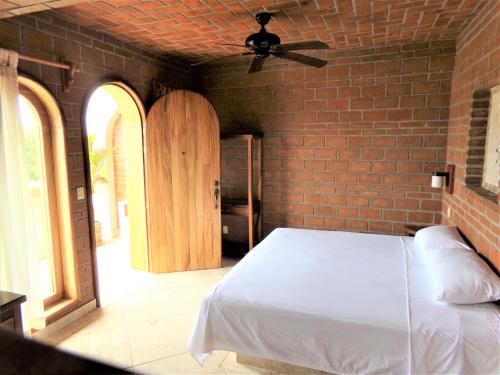 Standard King Room image 2