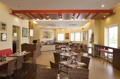 Restaurante, Lemon Tree Hotel Hinjawadi in Pune