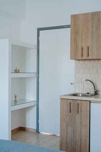 Marousi Rooms - image 12