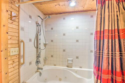 Garnerland in Luray Pet-Friendly Log Cabin with Porch - image 12