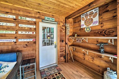 Garnerland in Luray Pet-Friendly Log Cabin with Porch