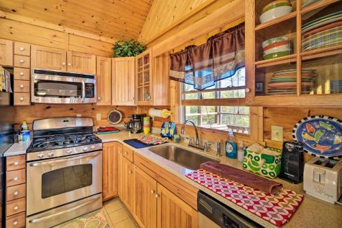 Garnerland in Luray Pet-Friendly Log Cabin with Porch - image 10