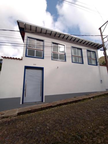 Casa nova com suítes amplas