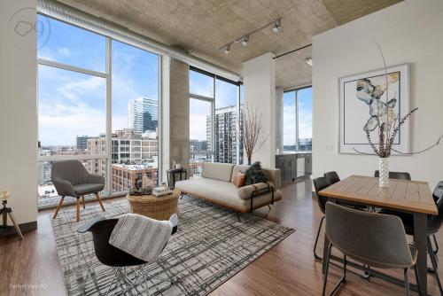 Penthouse With Heated Pool - The Windy - Cloud9 near 311 South Wacker Drive Chicago
