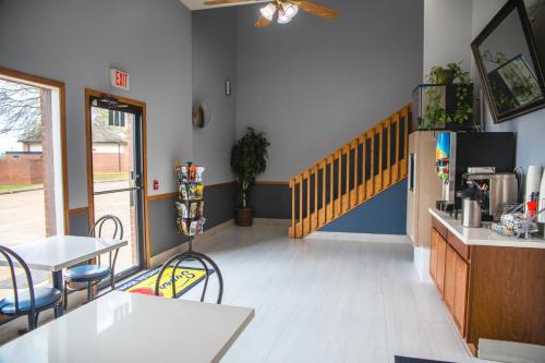 Super 8 by Wyndham Mountain Home - image 12