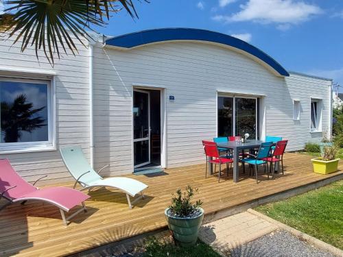 Semi-detached house with communal pool, Le Conquet gîte à louer Lagatjar