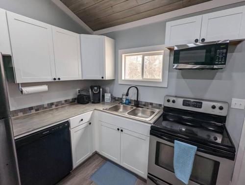 Summerlee Suite - Beautiful Remodeled Farmhouse in Oak Hill 