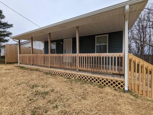 Summerlee Suite - Beautiful Remodeled Farmhouse in Oak Hill 