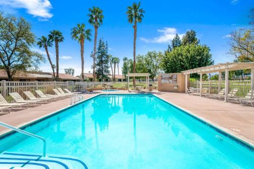 Palm Desert Resort CC 2-Bedroom Desert Condo in Palm Desert, USA