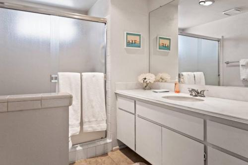 Palm Desert Resort CC 2-Bedroom Desert Condo in Palm Desert, USA