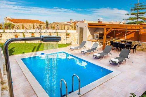 Rose Villa with Private Pool gîte à louer Roúpes