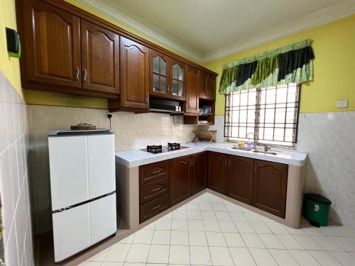 Kitchen, Perdana Homestay Skudai near Warung Roundabout Kangkar Pulai