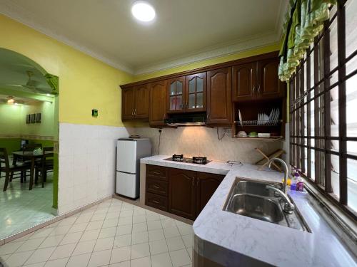 Kitchen, Perdana Homestay Skudai near Warung Roundabout Kangkar Pulai