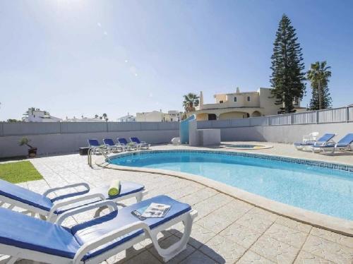 Esta espaçosa Villa com piscina gîte à louer Salgados