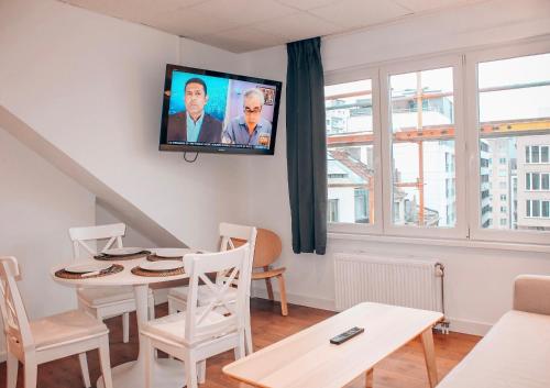 2 bedrooms, 5 beds