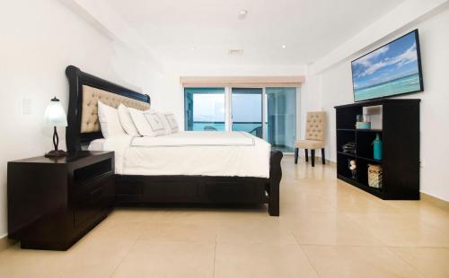 Stunning 6th floor luxury condo Large wraparound terrace Palmar 6A