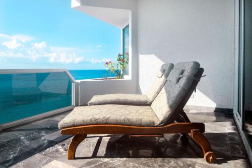 Beautiful and private 3 bedroom oceanfront condo PDS3S