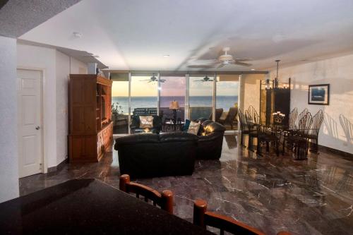 Beautiful and private 3 bedroom oceanfront condo PDS3S