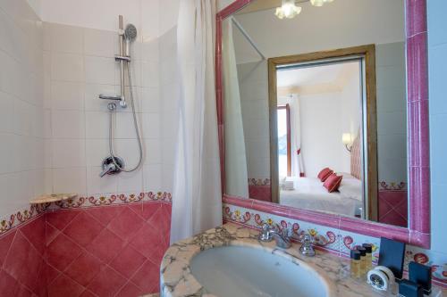 Double Room with Balcony image 6