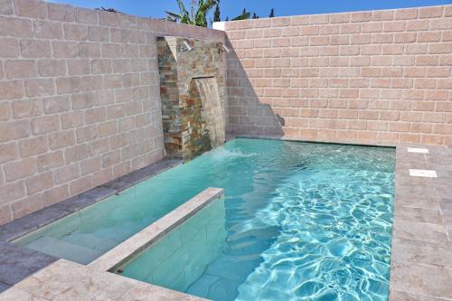 Bungalow La Roa con piscina comunitaria y privada