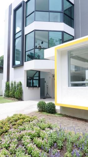 Exterior view, Darin Chiangmai in Su Thep