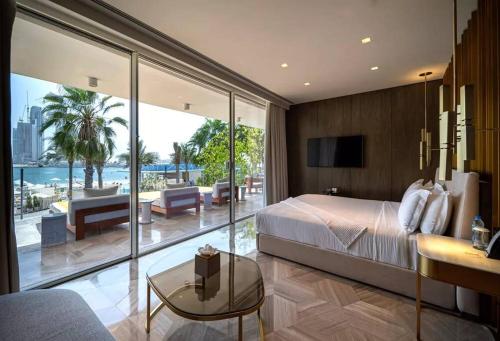 Five Palm Luxury Beach Villa with Private Pool, Panoramic Views, and Jacuzzi by Exclusive Holiday Homes, Dubai (photo 6)