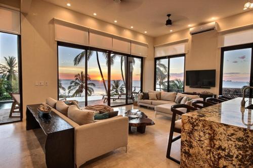 Flamingo Beachfront with Pool and Views from Every Room