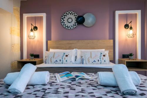 1 queen bed, 2 sofa beds