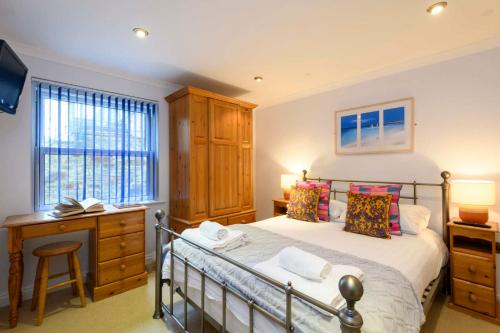 Beachcombers Apartments - main image