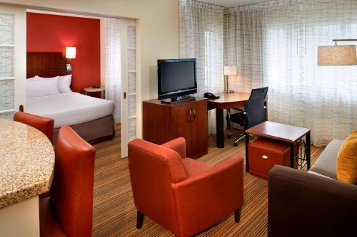 Sonesta ES Suites Detroit Warren Room Type - Mobility Accessible One Bedroom Suite Queen Roll-In Shower