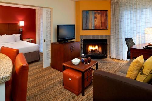Sonesta ES Suites Detroit Warren Room Type - One Bedroom Queen Suite - Fireplace