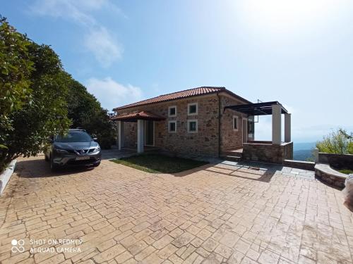 Villa Sklithro in the heart of the forest with magnificent view of the sea just 10 minutes from it