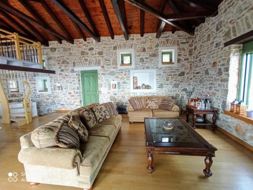 Villa Sklithro in the heart of the forest with magnificent view of the sea just 10 minutes from it